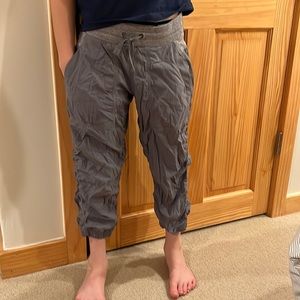 Lululemon (Iviva) girls size 12 capri Live to Move (now dance studio joggers)